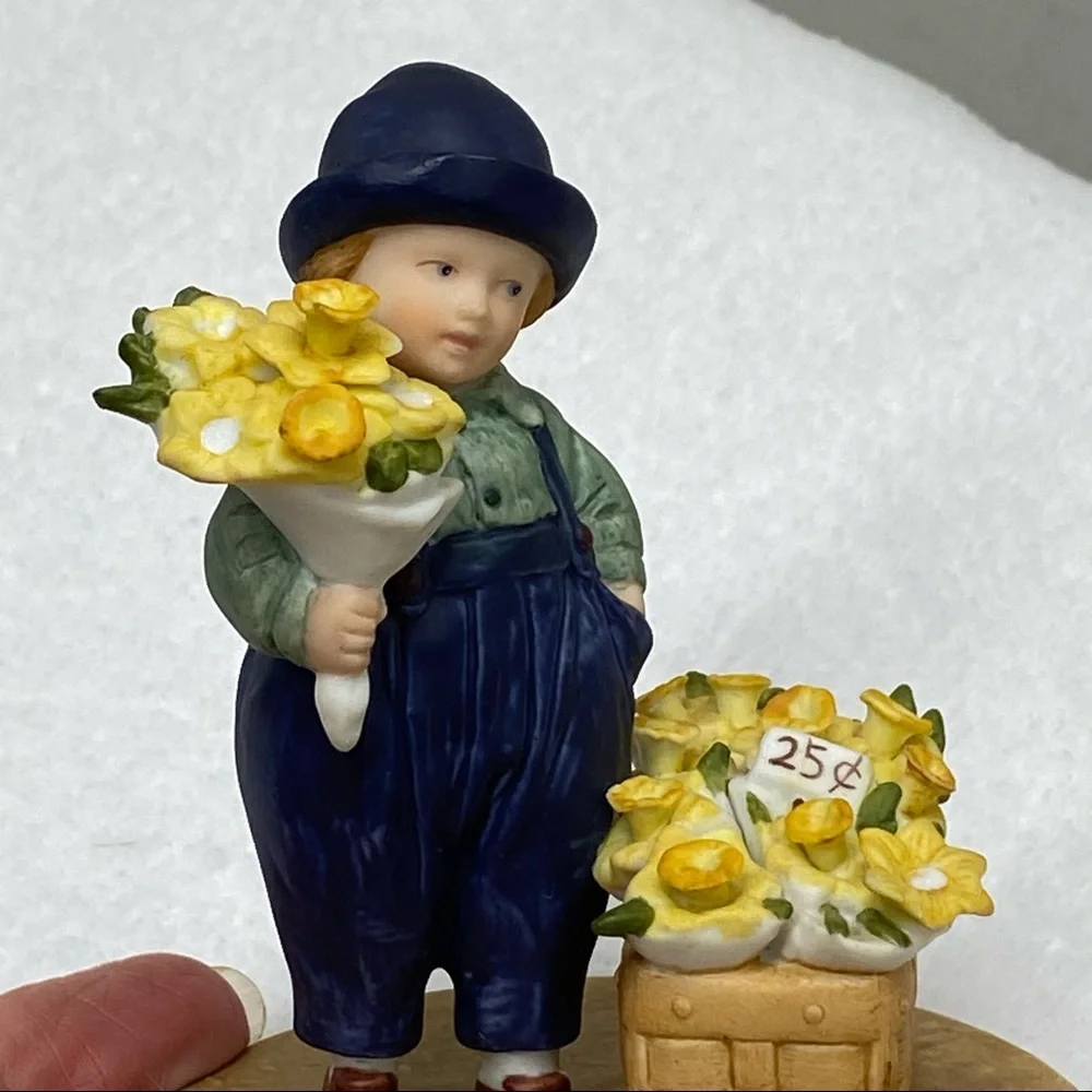 Avon Vintage porcelain figurine “Springtime” Jessie Willcox hand painted 1986